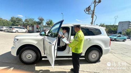 旅游旺季 府谷公安交警城區(qū)中隊走進隨車游汽車租賃公司開展交通安全檢查與宣教工作